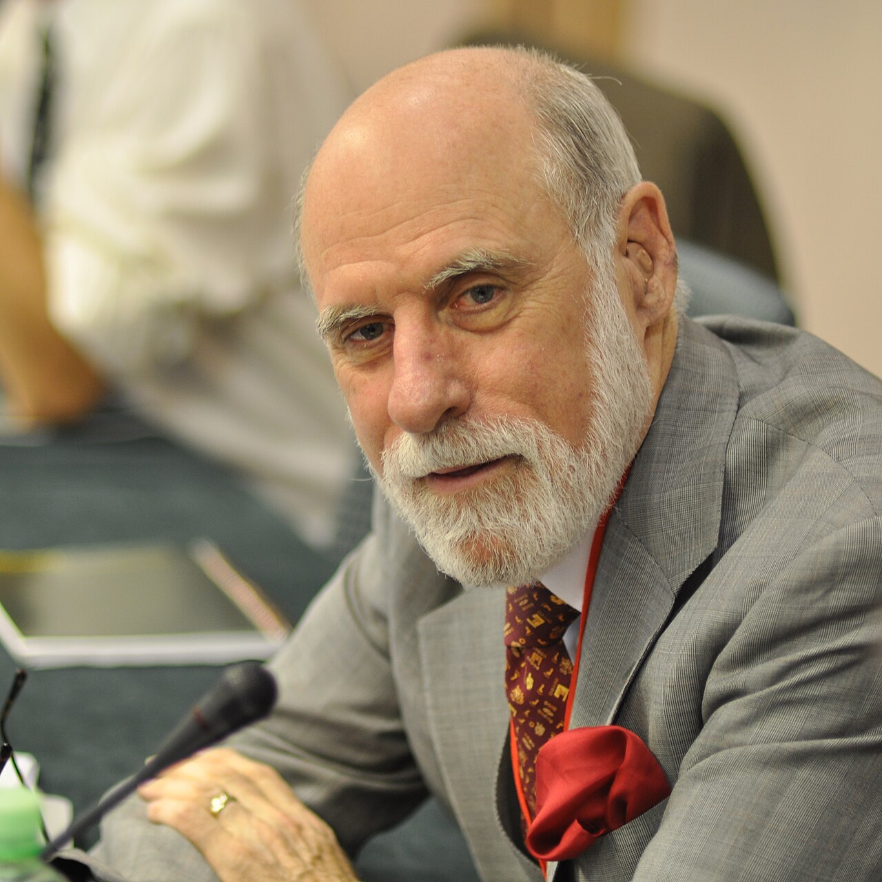 TCP/IP 之父 Vint Cerf(照片:Veni Markovski, CC BY 3.0, via Wikimedia Commons)